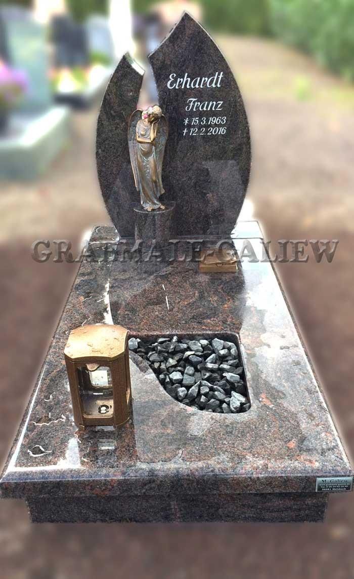 Ein Grab mit einer Laterne und einer Statue darauf.