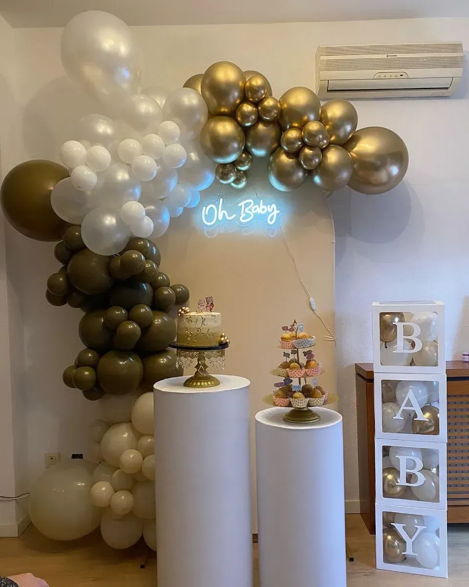 Decoración para baby shower con arco de globos, pastel, cupcakes y letrero de neón