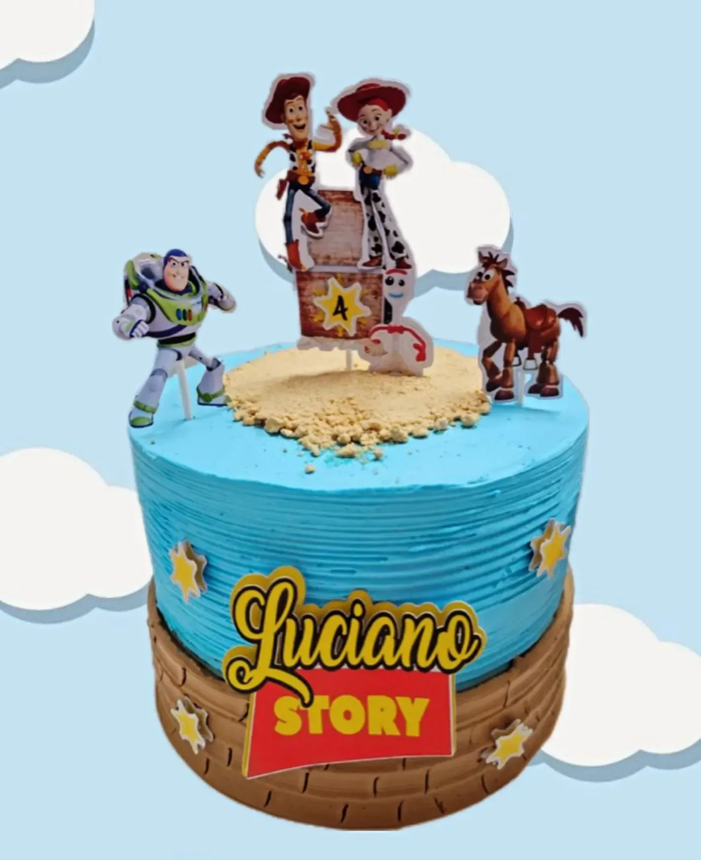 Tarta de cumpleaños con temática de Toy Story con figuras de Buzz Lightyear, Woody, Jessie y Tiro al Blanco; glaseado azul, nombre