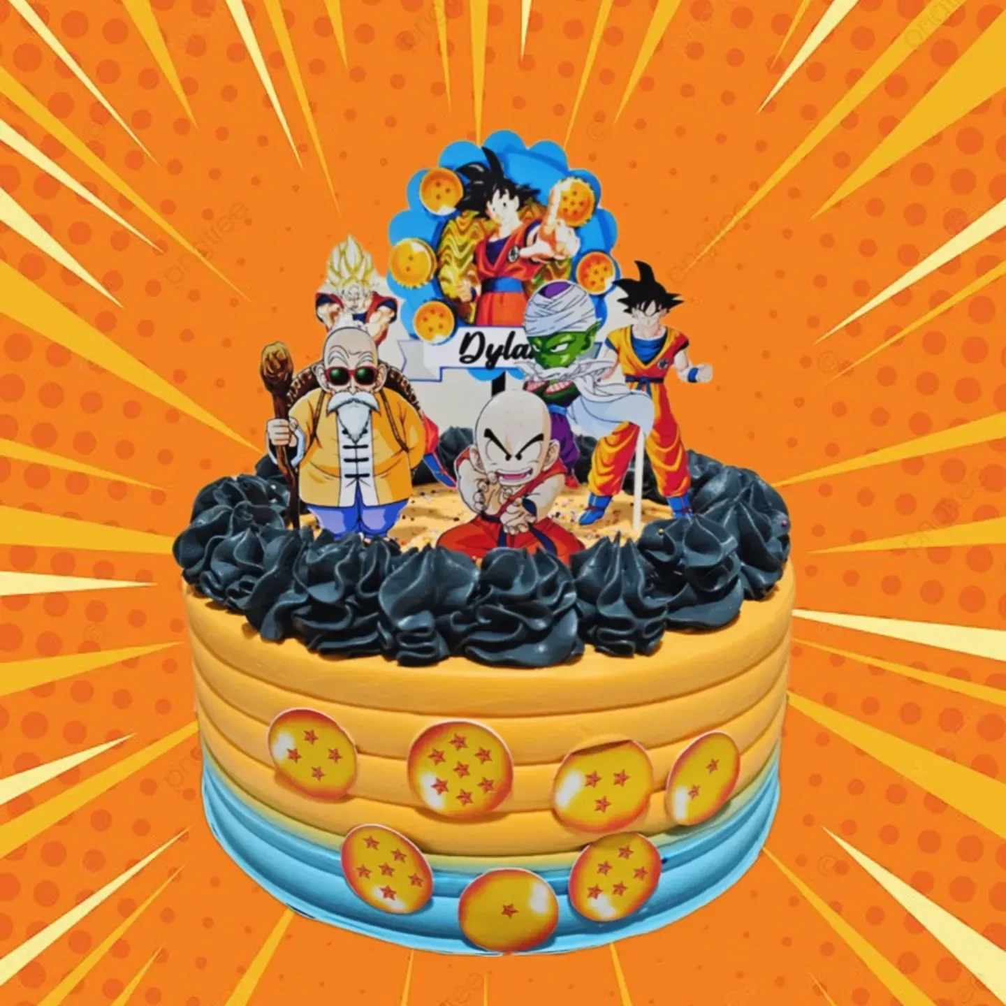 Tarta de cumpleaños de Dragon Ball Z con personajes y esferas del dragón, fondo naranja.