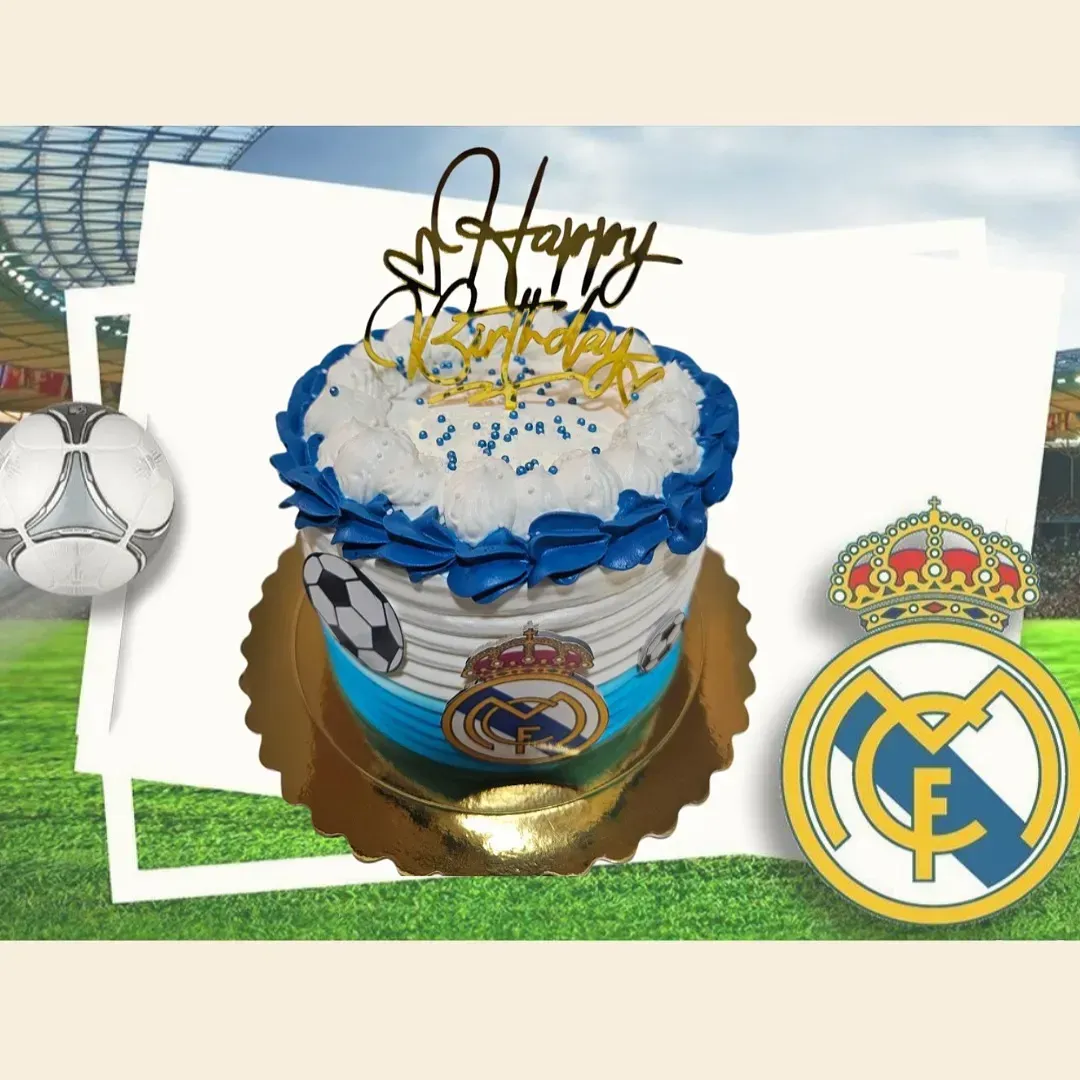 Tarta decorada con el logo del Real Madrid, un balón de fútbol y la frase