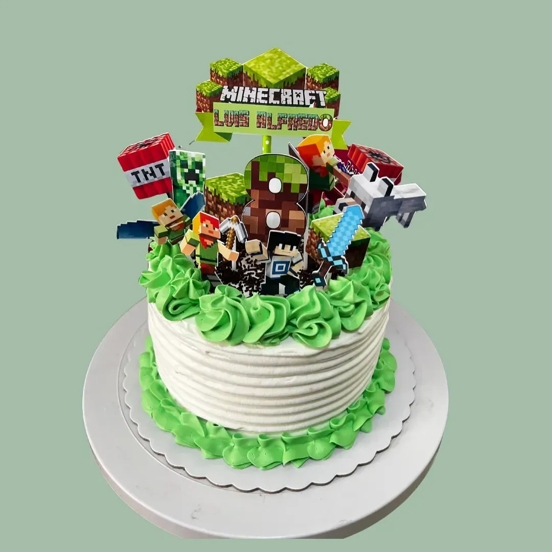 Tarta temática de Minecraft con glaseado verde y diversas decoraciones de personajes de Minecraft.