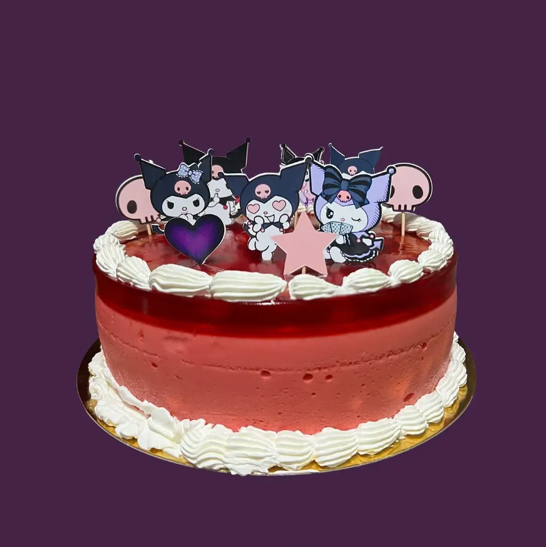 Tarta de fresa con decoración de Kuromi.