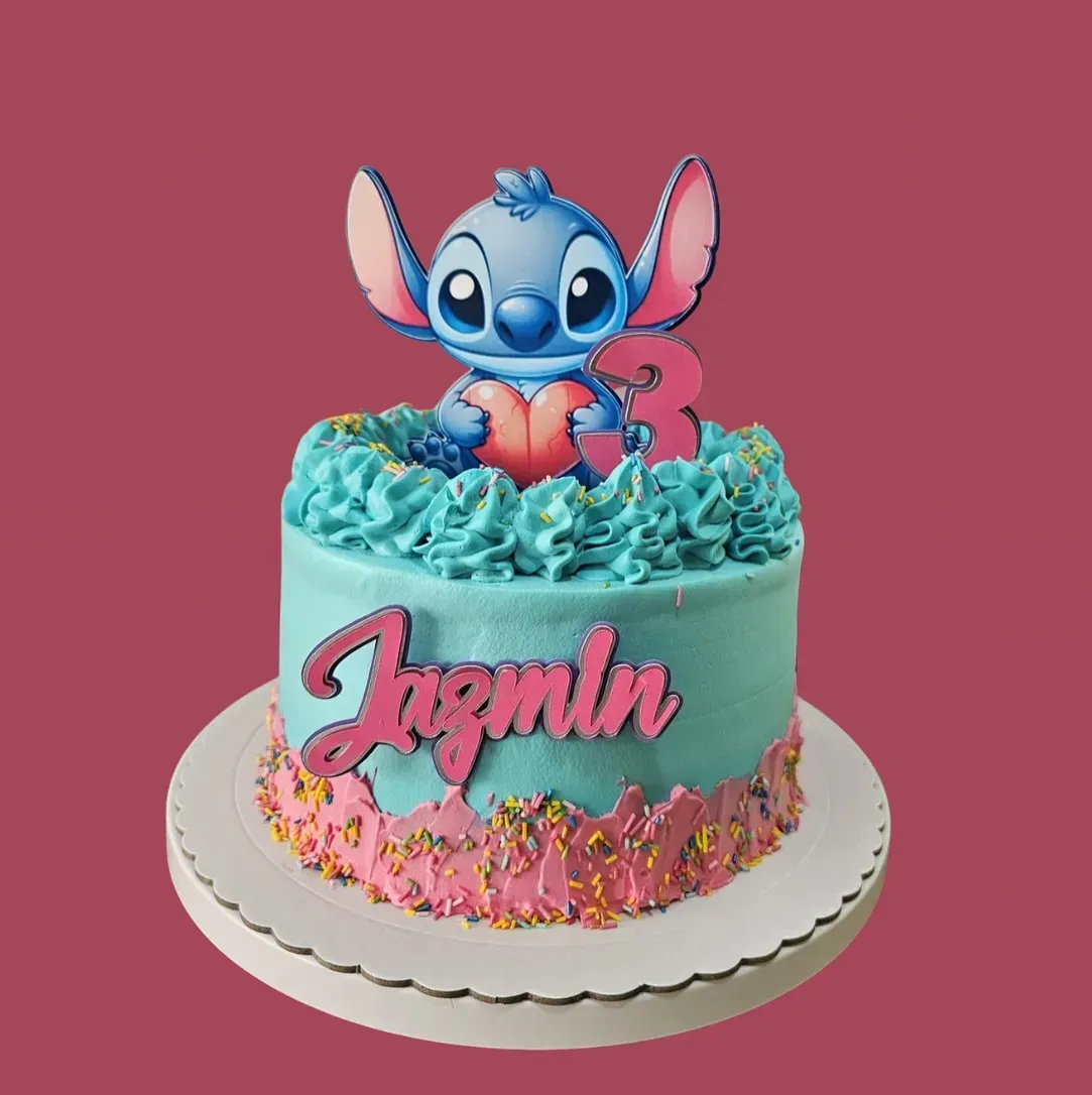 Pastel azul con figura de Stitch en la parte superior, texto rosa