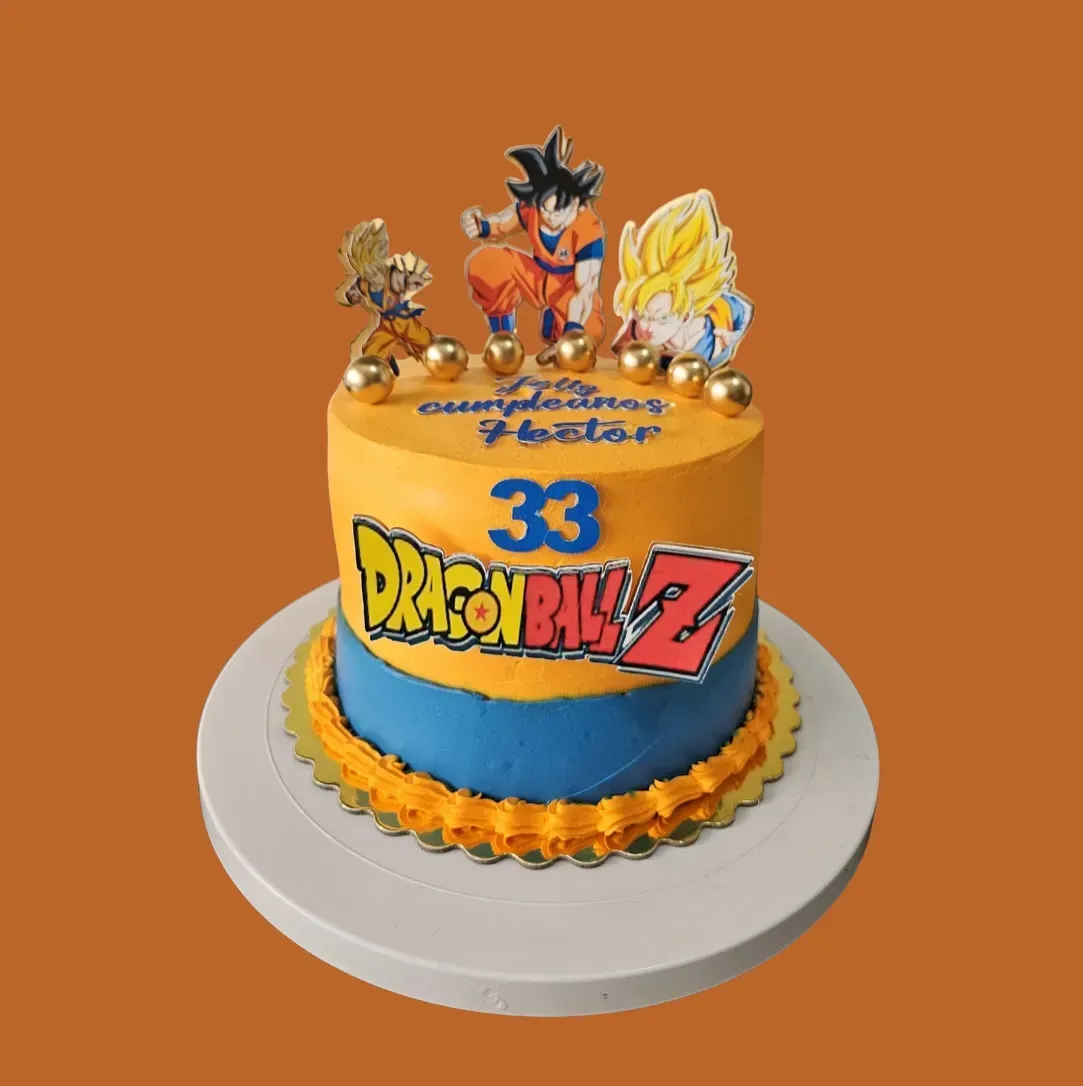 Tarta de cumpleaños de Dragon Ball Z con figuras de Goku, detalles en naranja, azul y dorado, número 33.