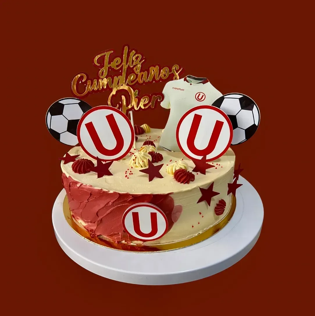 Tarta de cumpleaños decorada con balones de fútbol, camiseta de equipo y el logo