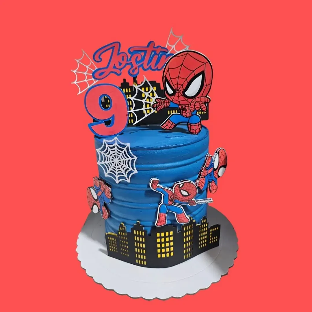 Tarta de cumpleaños de Spider-Man con glaseado azul, horizonte de la ciudad y un