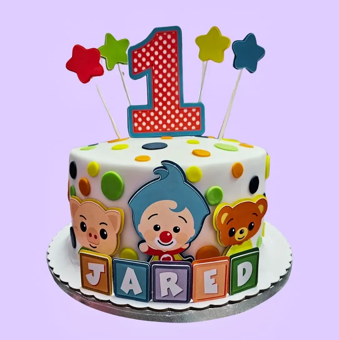 Tarta de cumpleaños con adorno