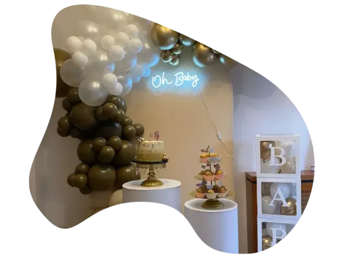 Decoración para baby shower: globos, letrero de neón