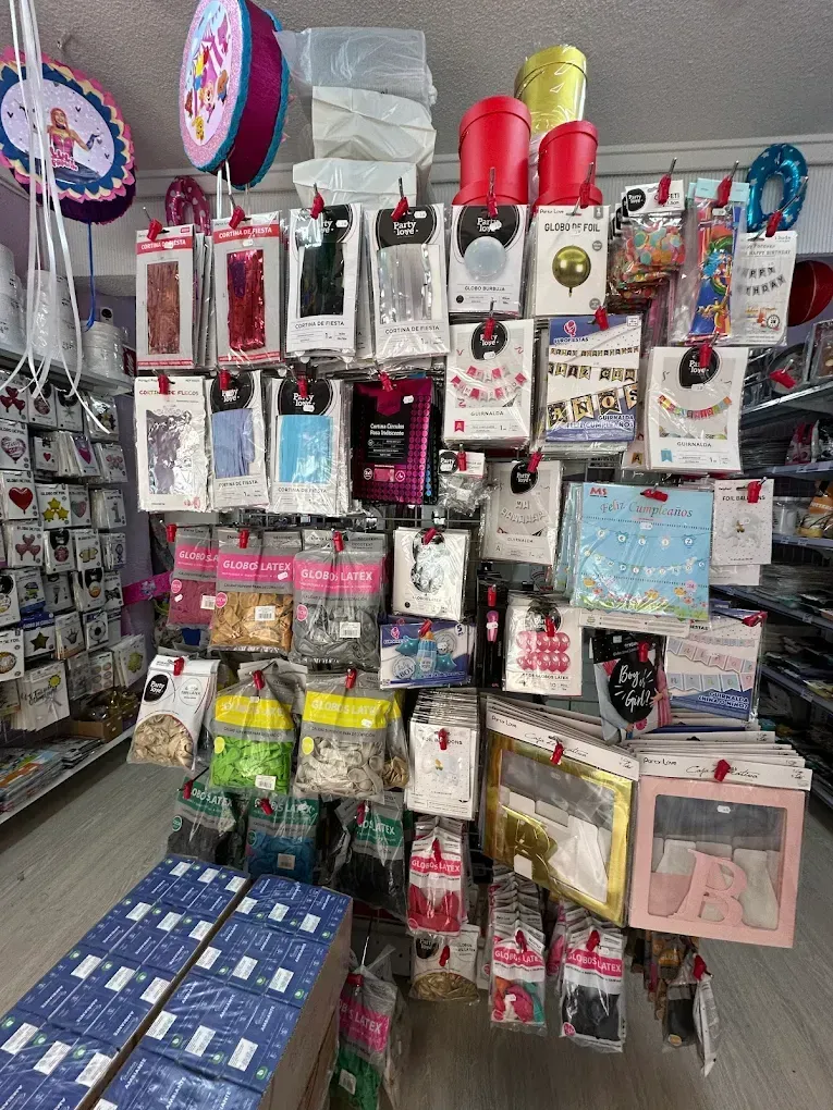 Globos y artículos para fiestas exhibidos en los estantes de una tienda, incluyendo globos empaquetados
