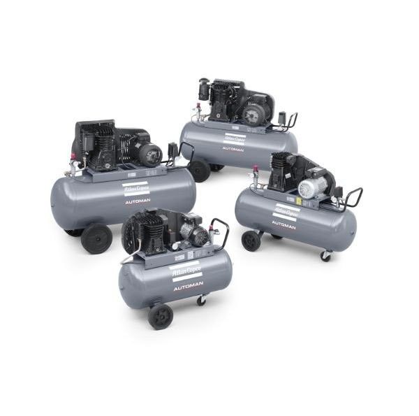 Vier graue Kolbenkompressor auf Rädern vor weißem Hintergrund.