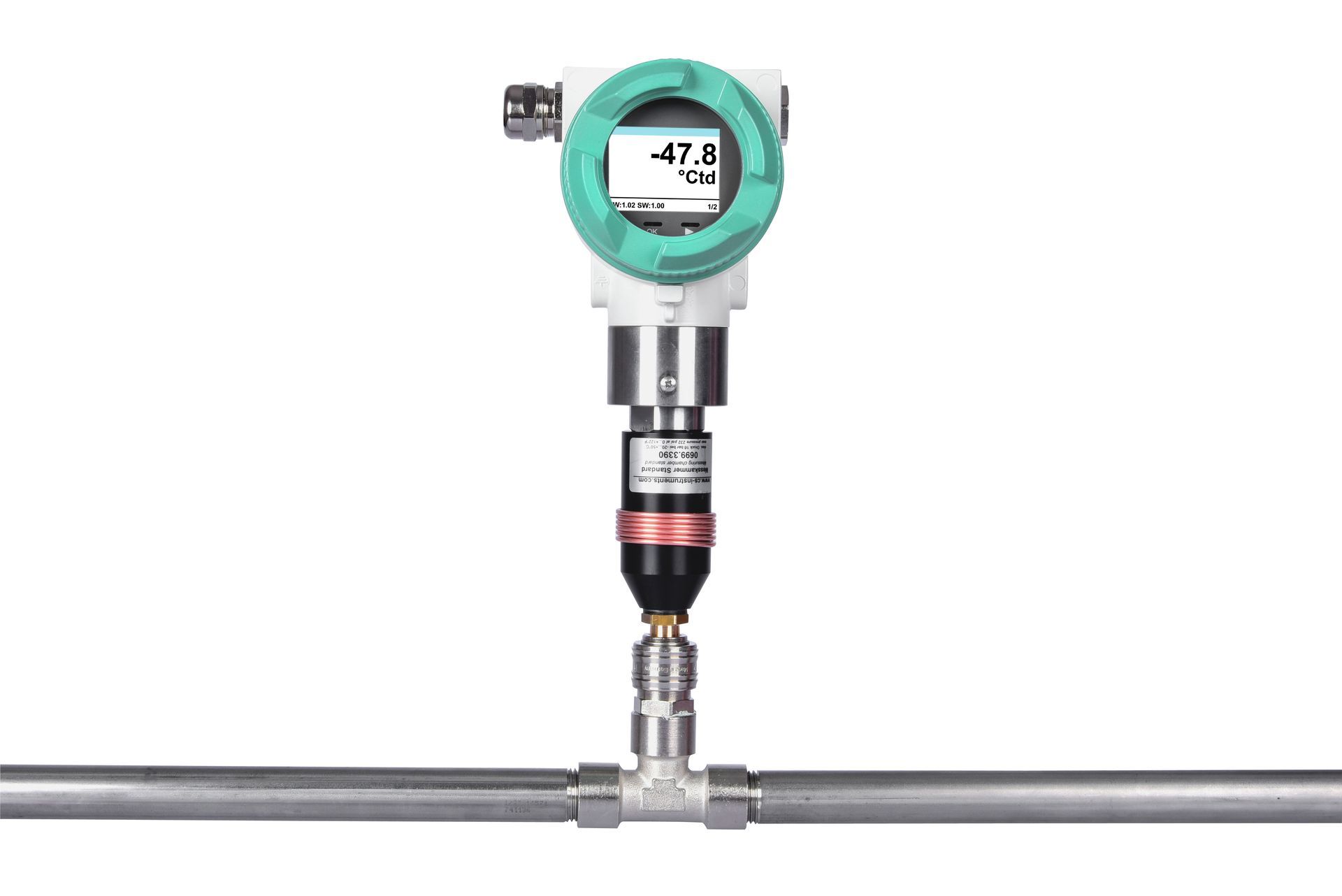 Industrieller Drucktransmitter, der an ein Rohr angeschlossen ist und einen Messwert auf einem Bildschirm anzeigt.