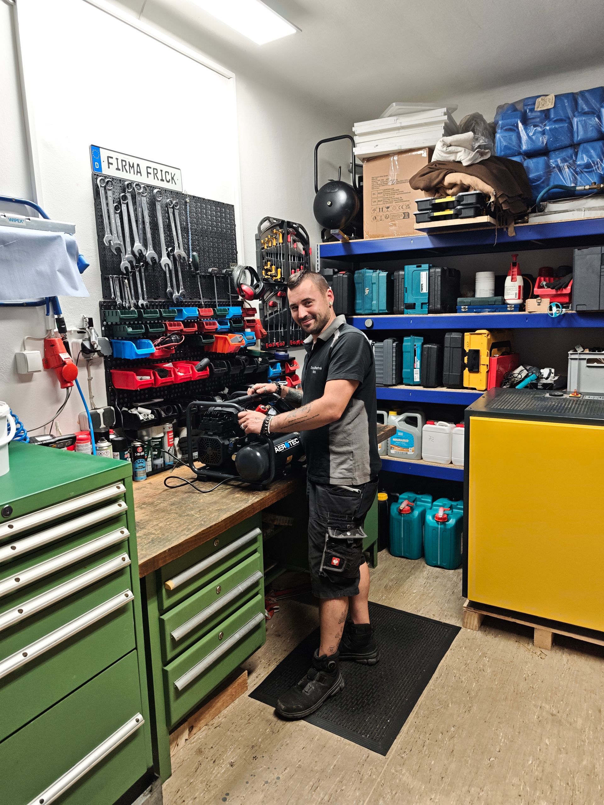 Ein Techniker von Drucklufttechnik Frick arbeitet in der Werkstatt in Olching.