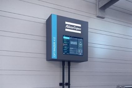 Atlas Copco Kompressorsteuerung, an der Wand montiert, mit Touchscreen-Display, blau-schwarzes Farbschema.