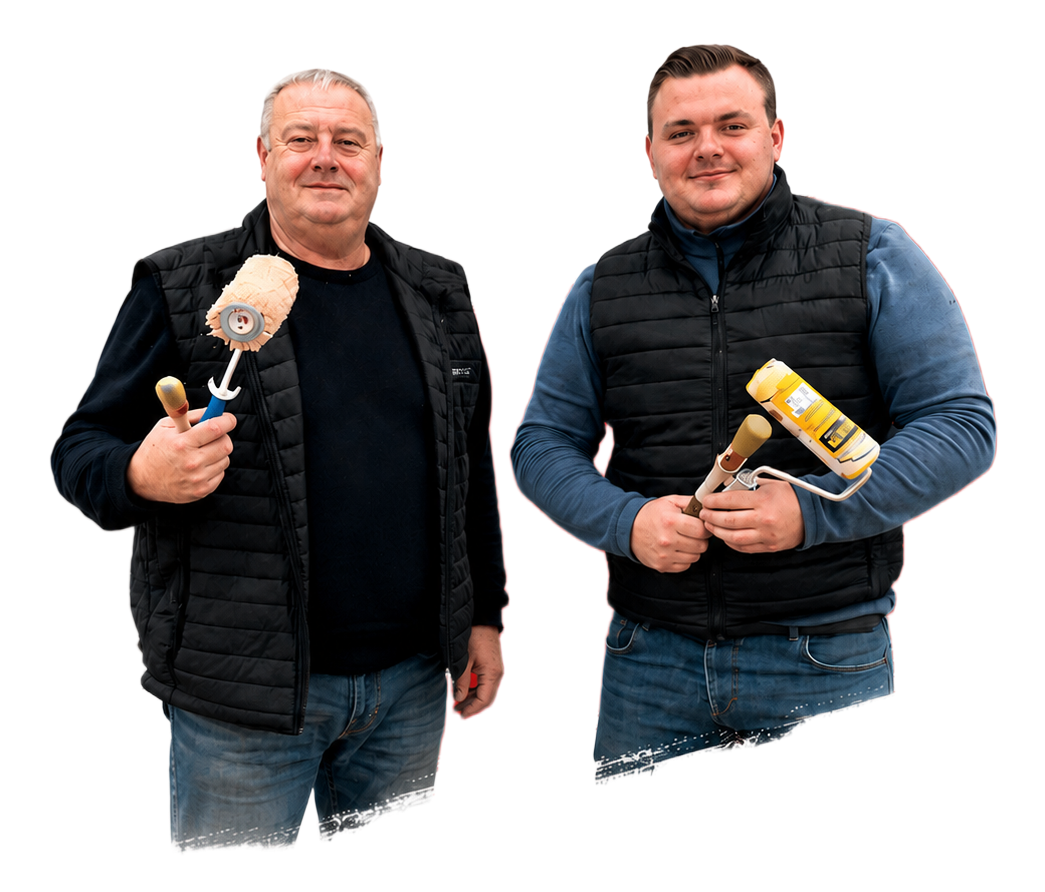 Un homme habillé en salopette et qui tient un téléphone et un rouleau de peinture.