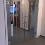 Doppelschwingtür aus Glas, Schreinerei Molitor