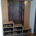 ein Flur mit Schuhregal und Spiegel. Schreinerei Molitor