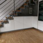eine Küche mit Treppe zum zweiten Stock und Holzboden. Schreinerei Molitor