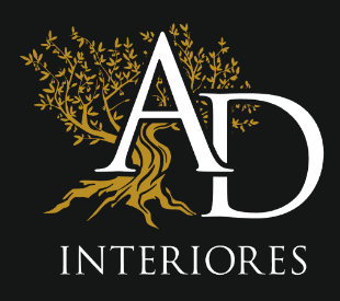Logotipo de AD Interiores con ramas y ra&iacute;ces de &aacute;rboles doradas sobre un fondo negro.