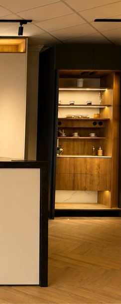 Pasillo con iluminación cálida, estantería de madera