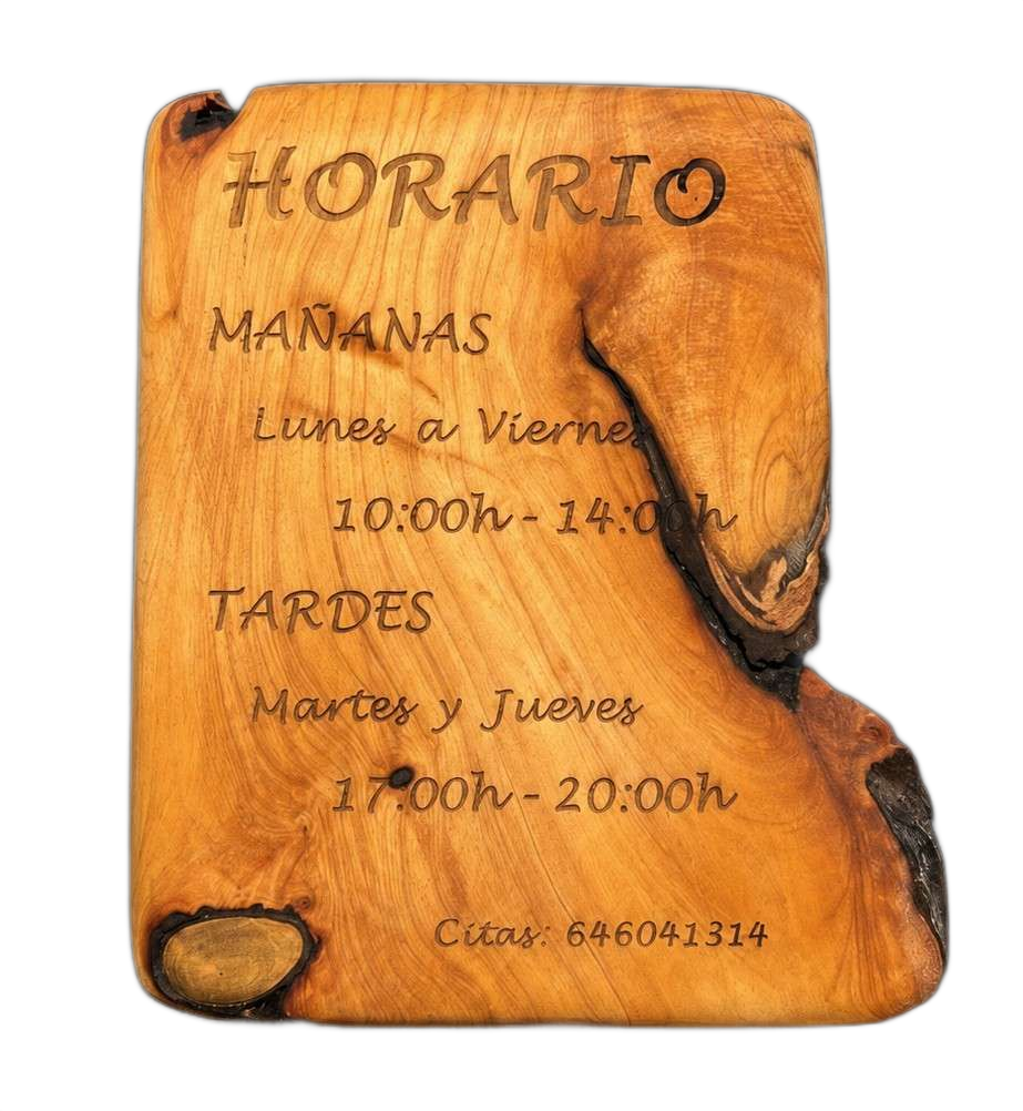Letrero de madera con horario comercial en español, color marrón anaranjado con texto tallado y bordes oscuros.