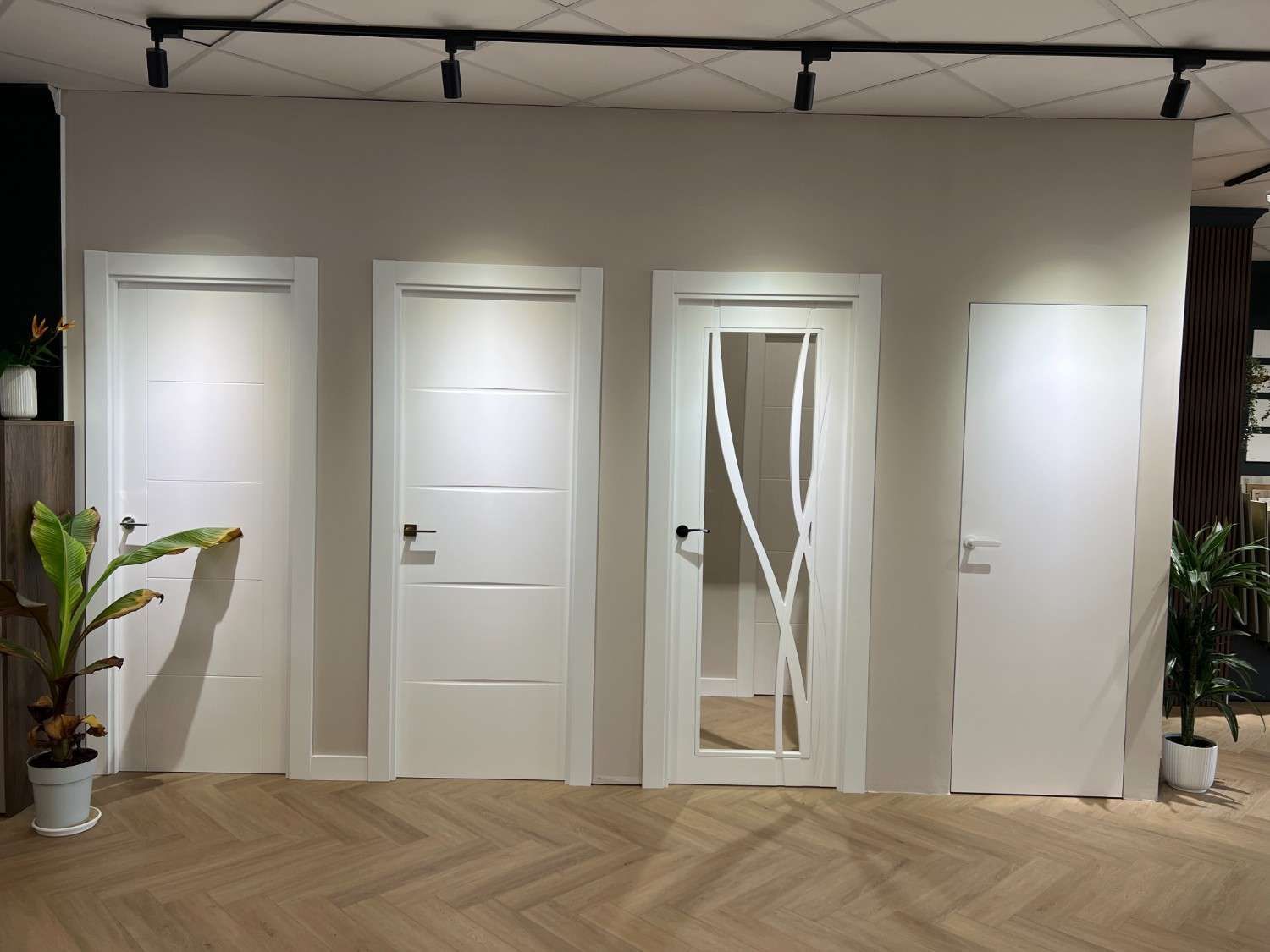Pasillo moderno con cuatro puertas blancas