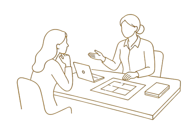 Dos personas en una reunión, una frente a la otra, discutiendo documentos y una computadora portátil.