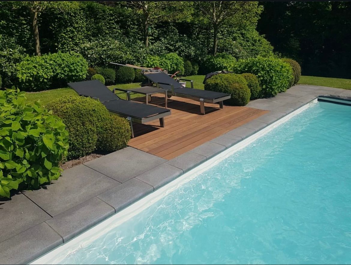 Ein Holzdeck mit einem Pflanzgefäß an der Seite