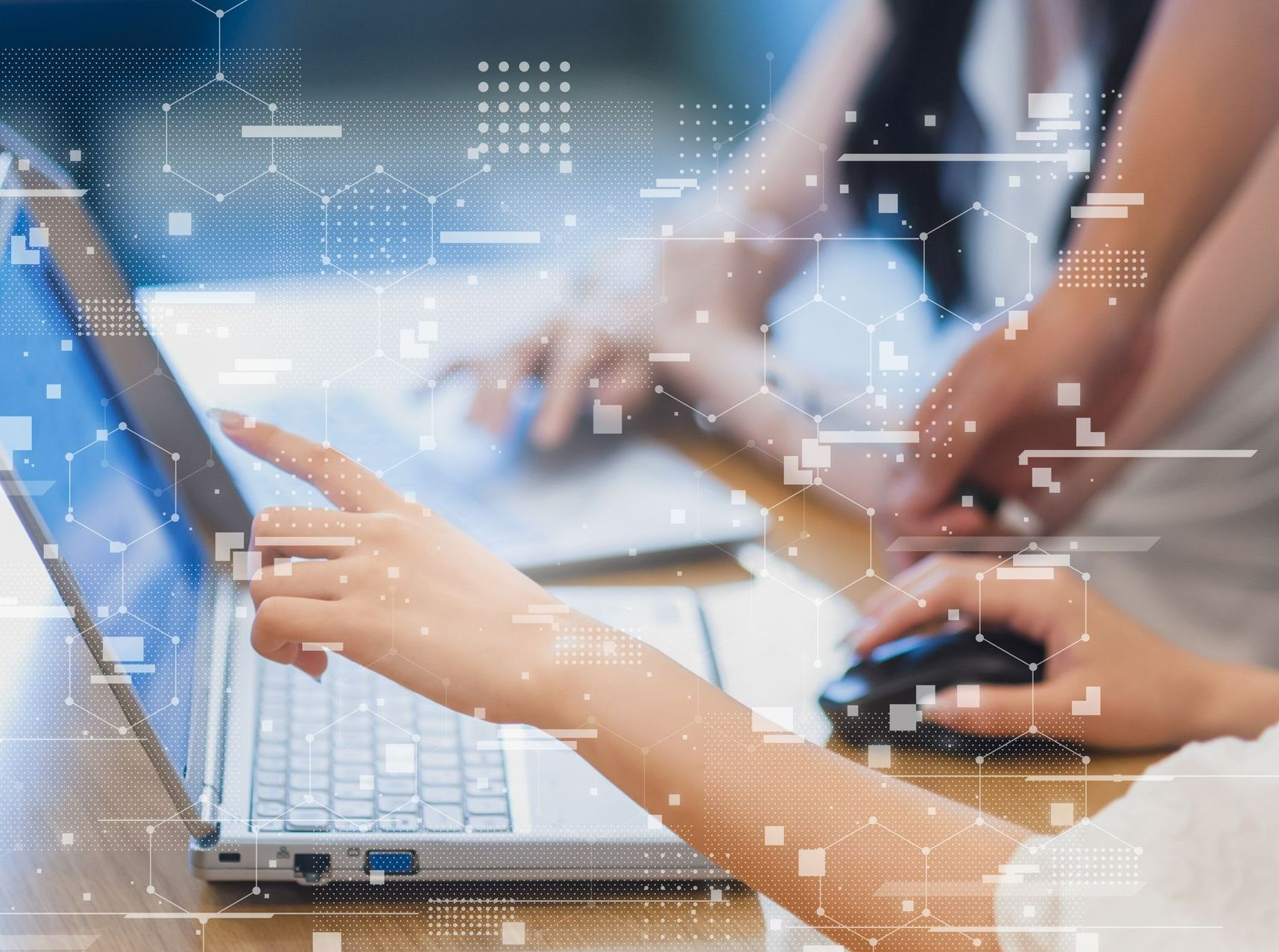 Une personne pointe vers un écran