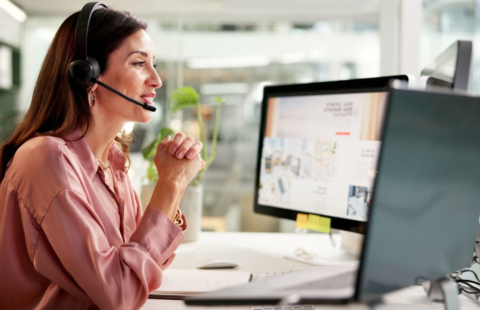 Une femme portant un casque de télécommunication