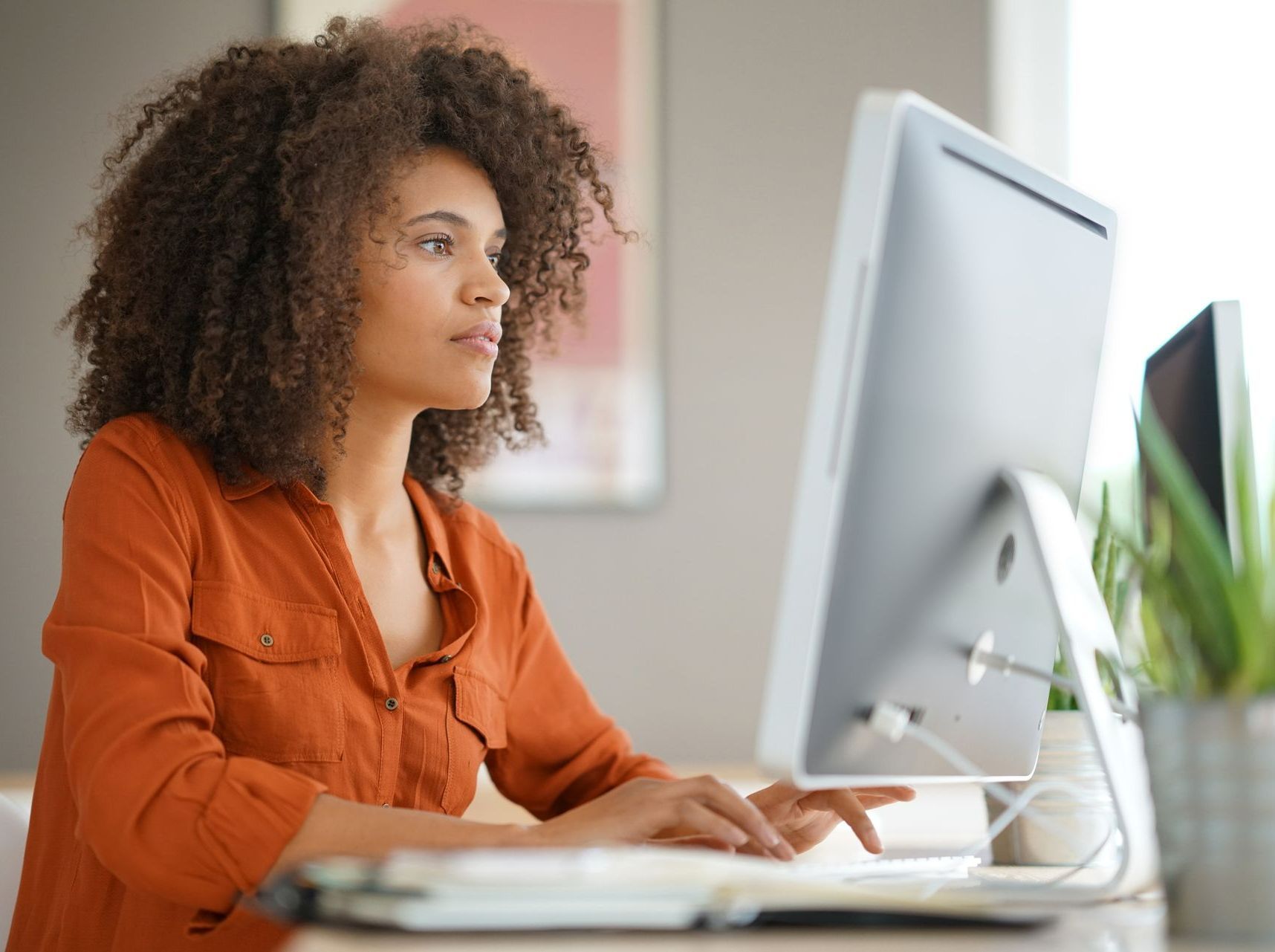 Une femme sur un ordinateur