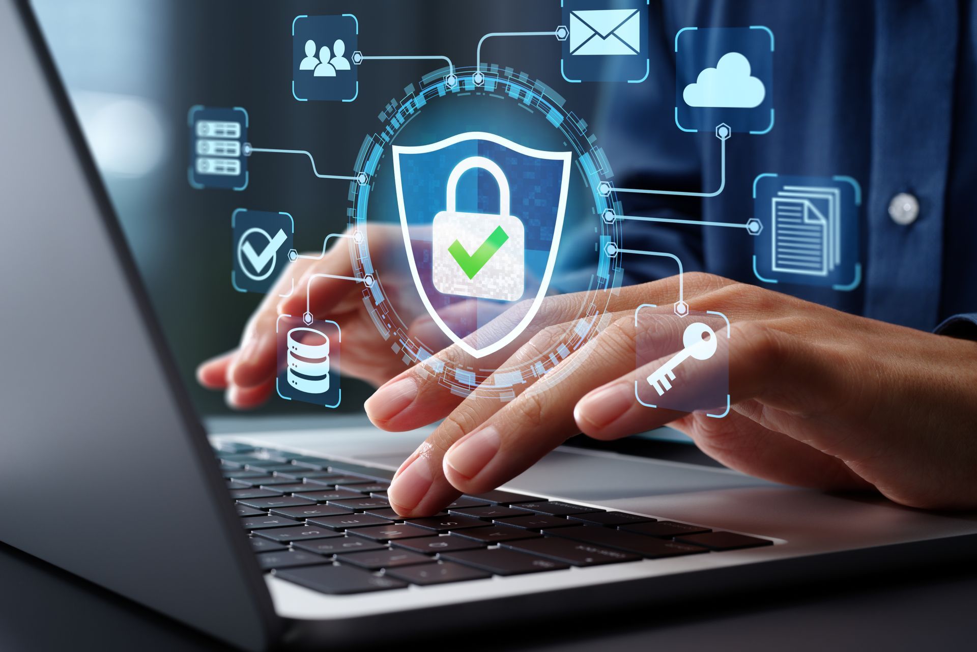 Un personne qui tape sur un clavier, un cadenas et des pictogrammes informatiques