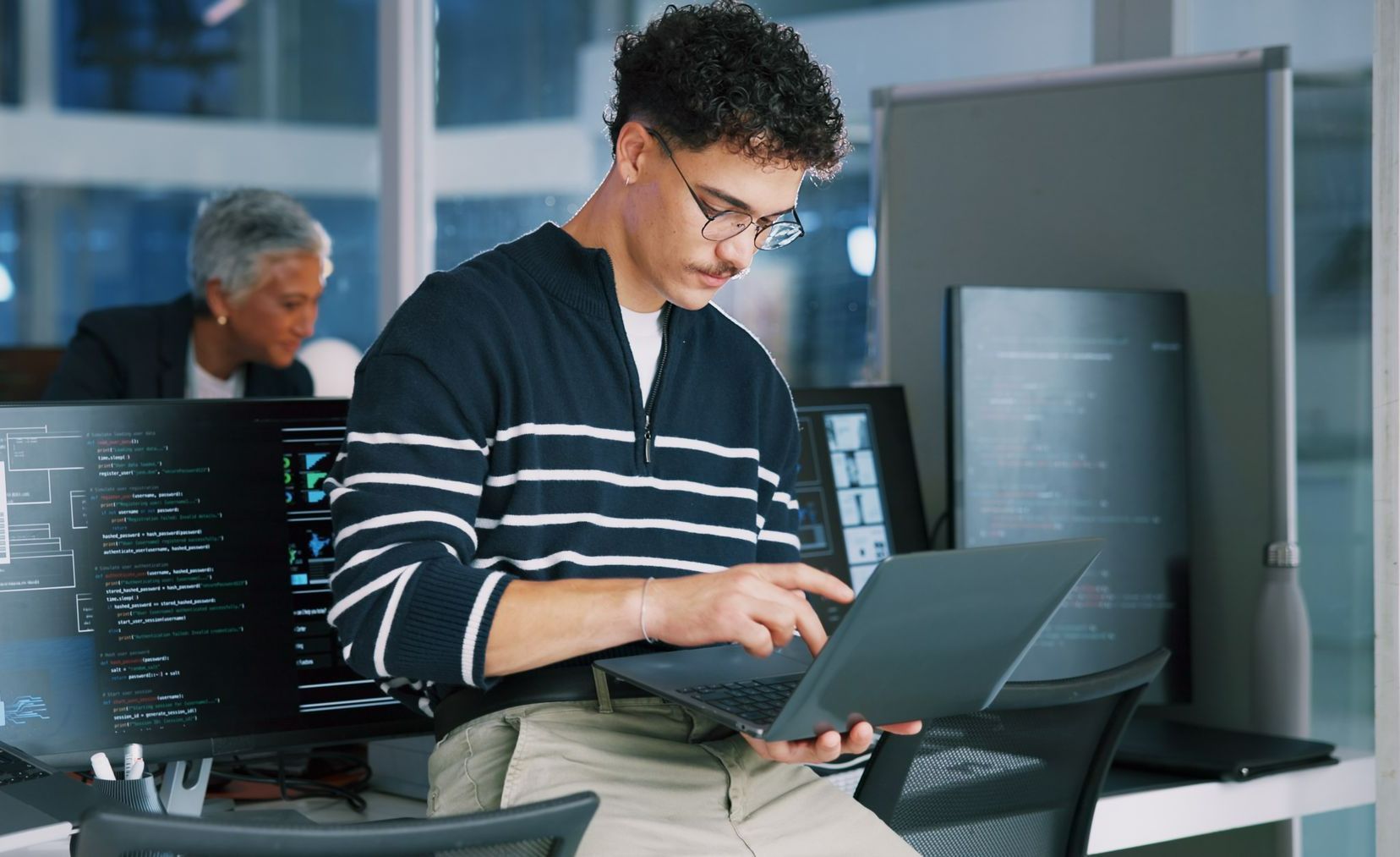 Un jeune homme utilise un ordinateur portable