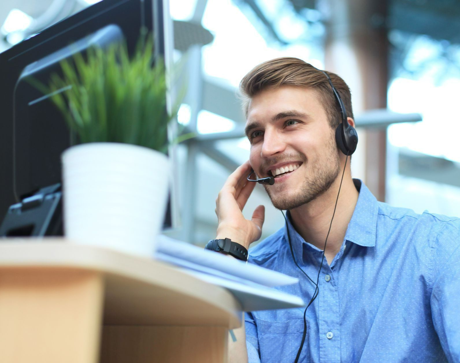 Un homme au téléphone portant un casque