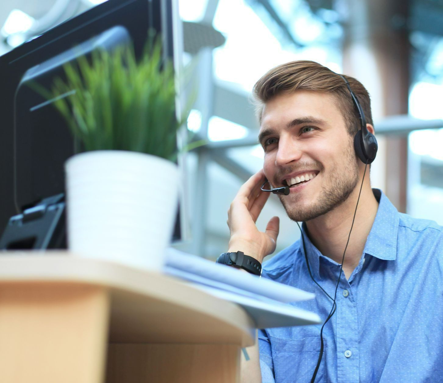 Un homme au téléphone