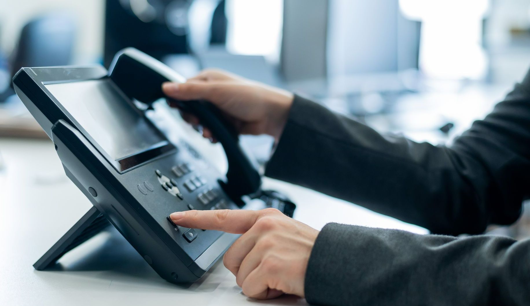 Une personne appuie sur un clavier de téléphone
