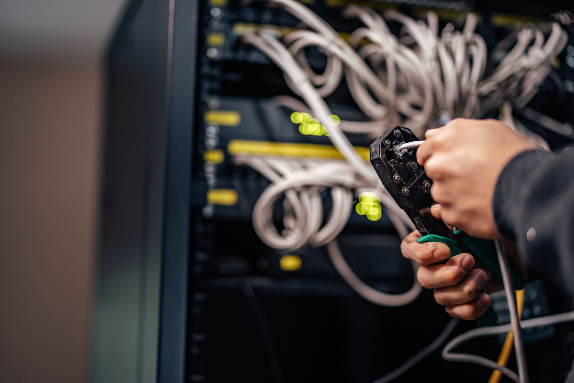 Une personne installe des câbles informatiques