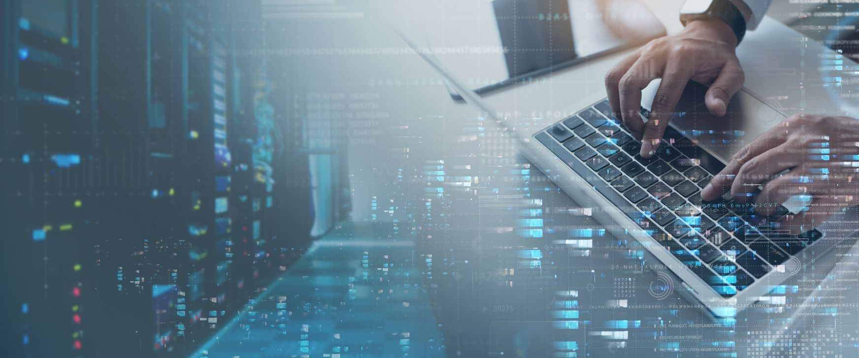 Une personne qui écrit sur un ordinateur