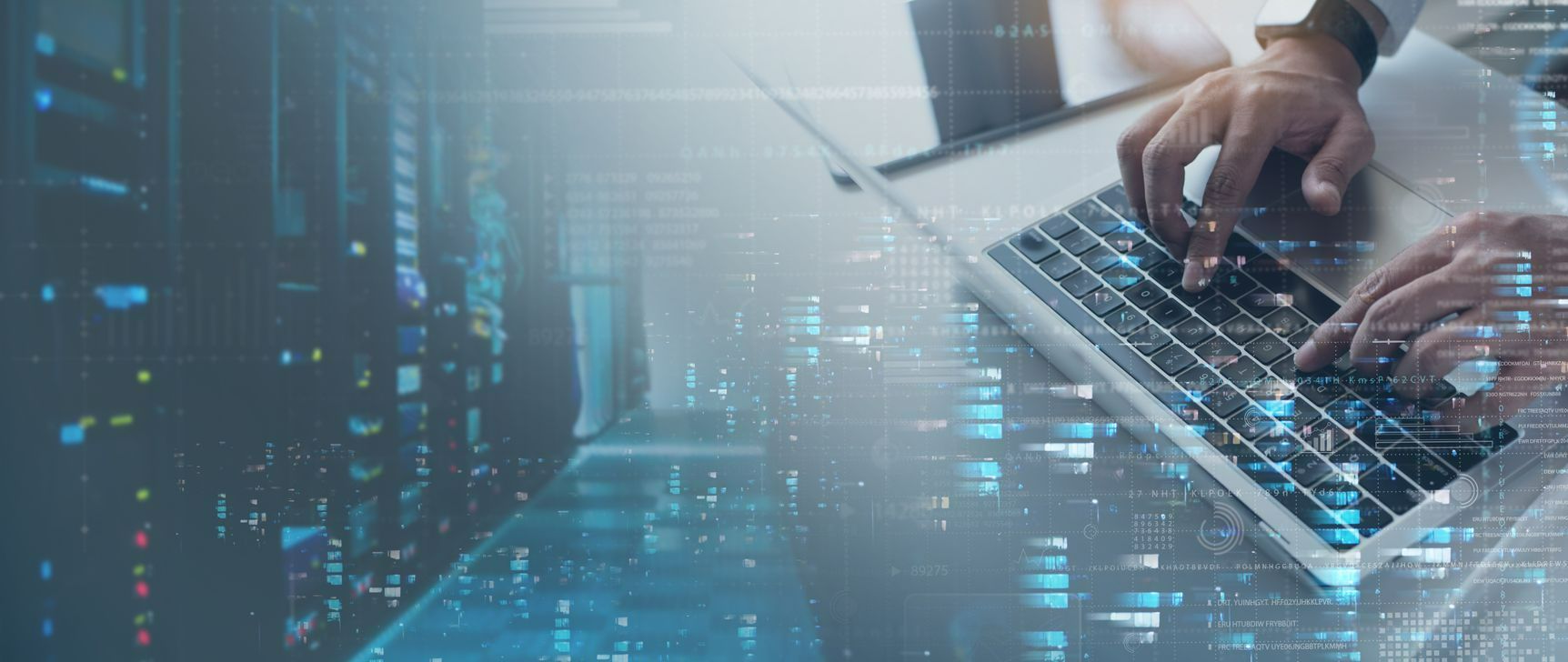 Des mains sur un clavier d'ordinateur