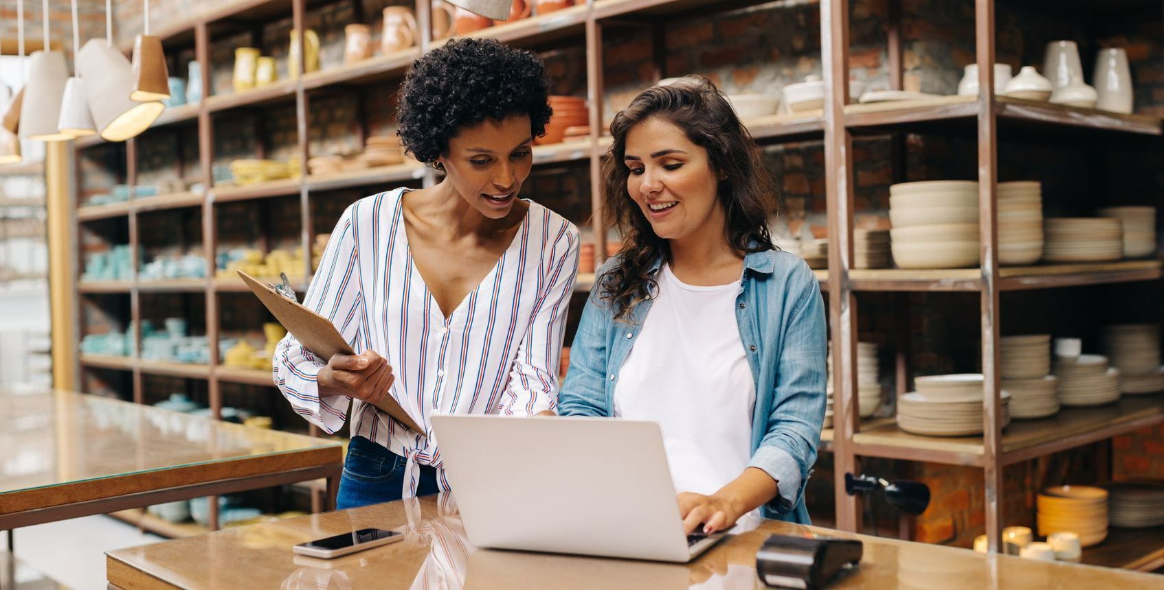 Deux femmes dans un magasin de poterie