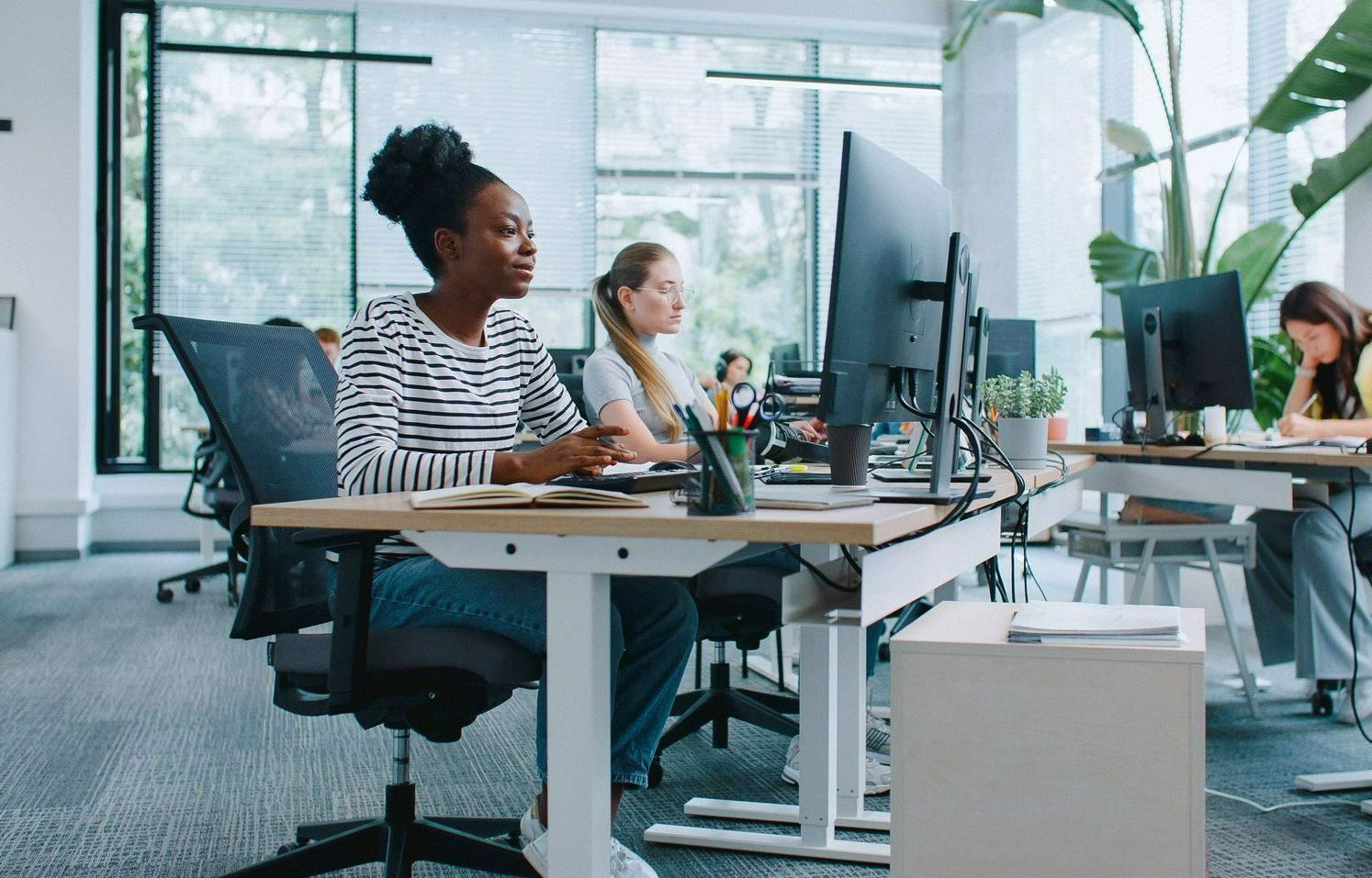 Des employés assis devant des ordinateurs