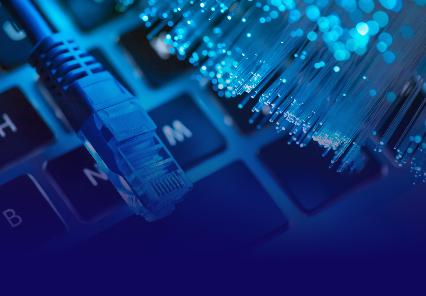Des câbles ethernet sur un clavier d'ordinateur