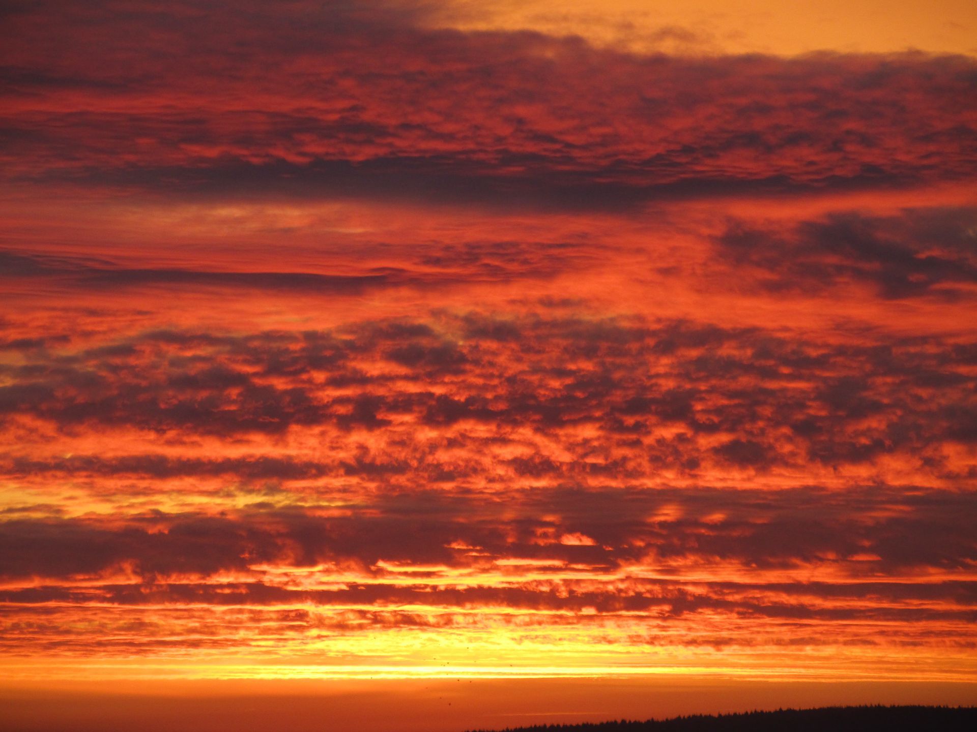 Sonnenuntergang mit ein paar vereinzelten Schleierwolken