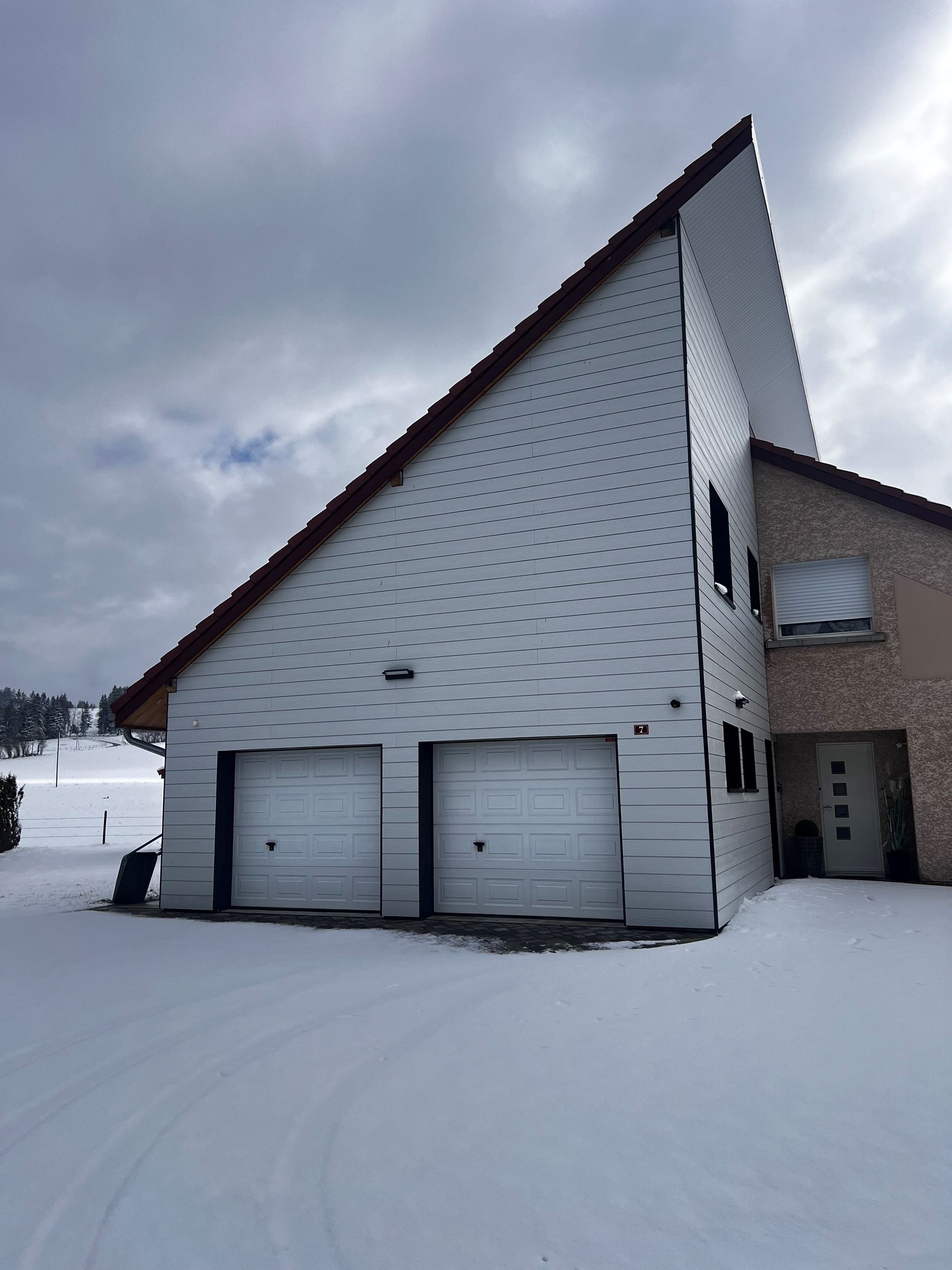 Bardage de façade d'une maison blanche