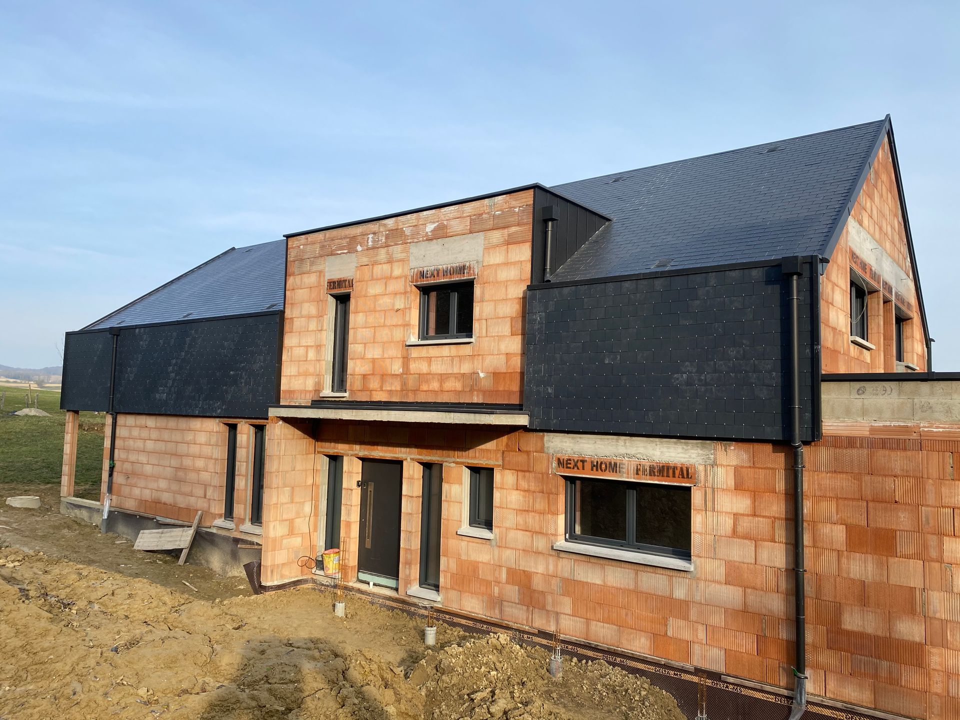 Maison neuve avec couverture et bardage anthracite