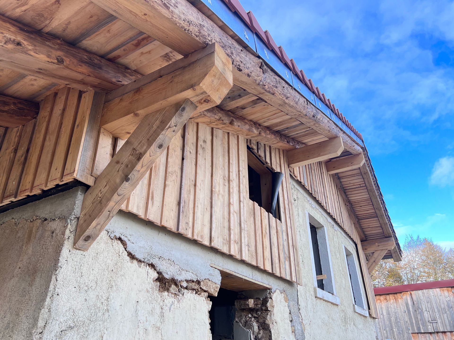 Début de travaux de bardage en bois