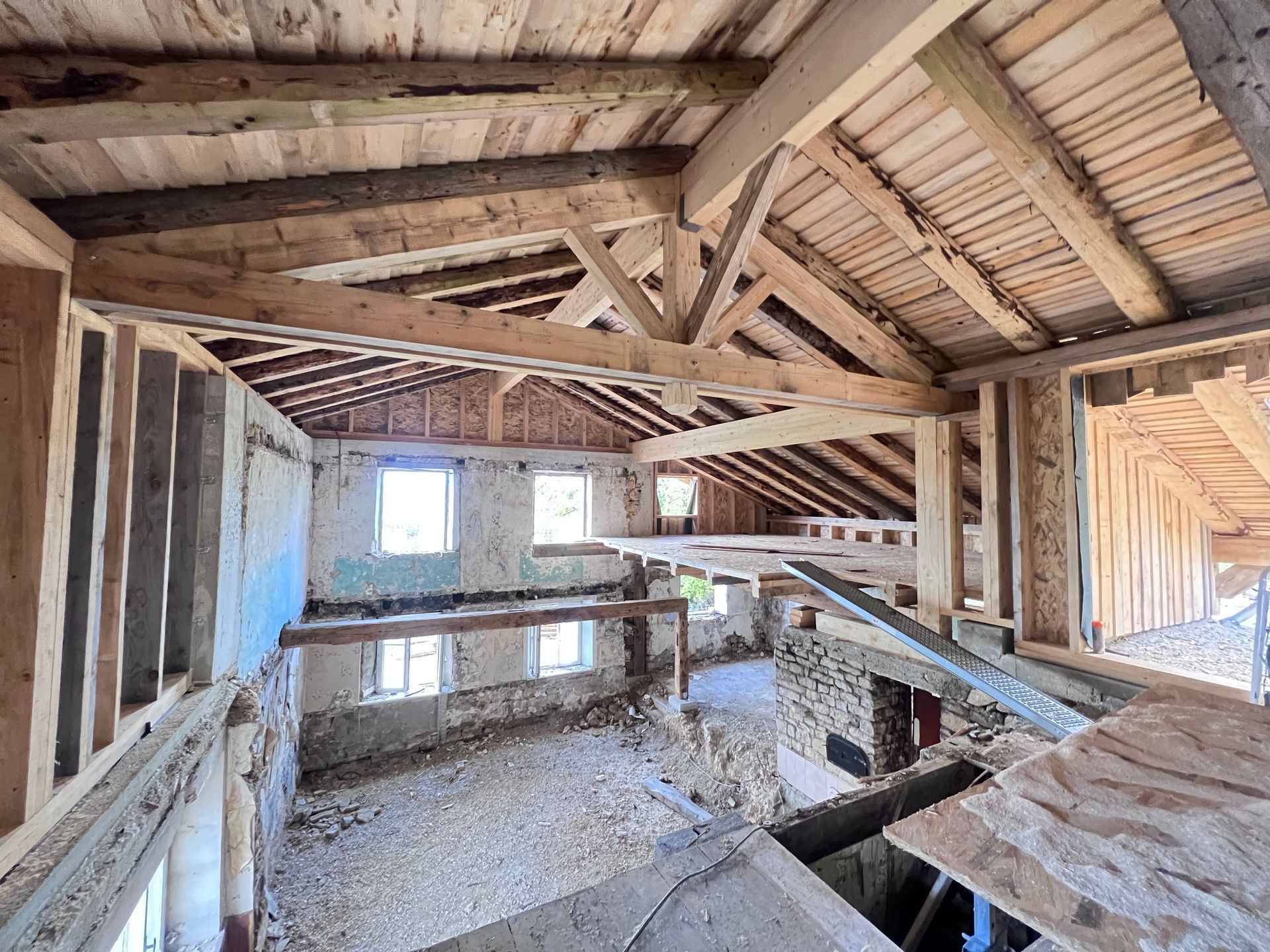 Ancienne charpente en partie rénovée