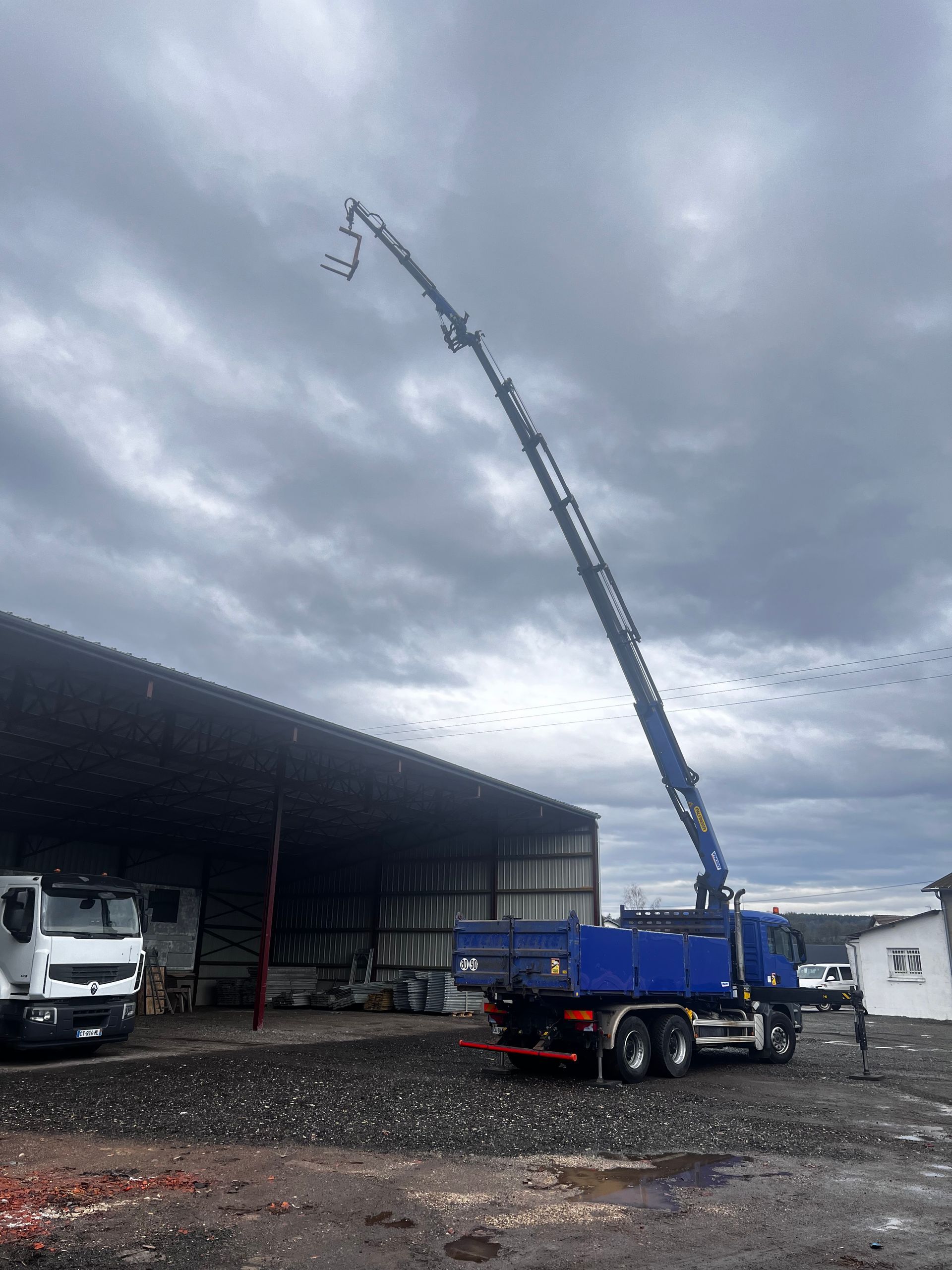 Camion avec grue complètement déployée