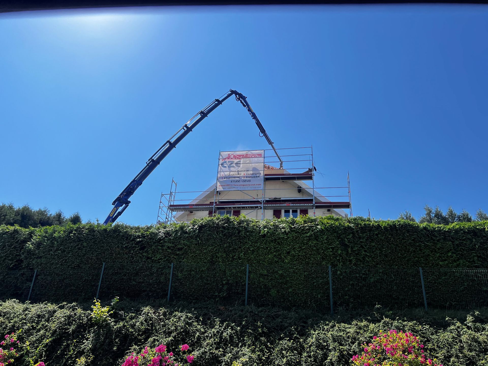Vue du haut d'une maison derrière une haie