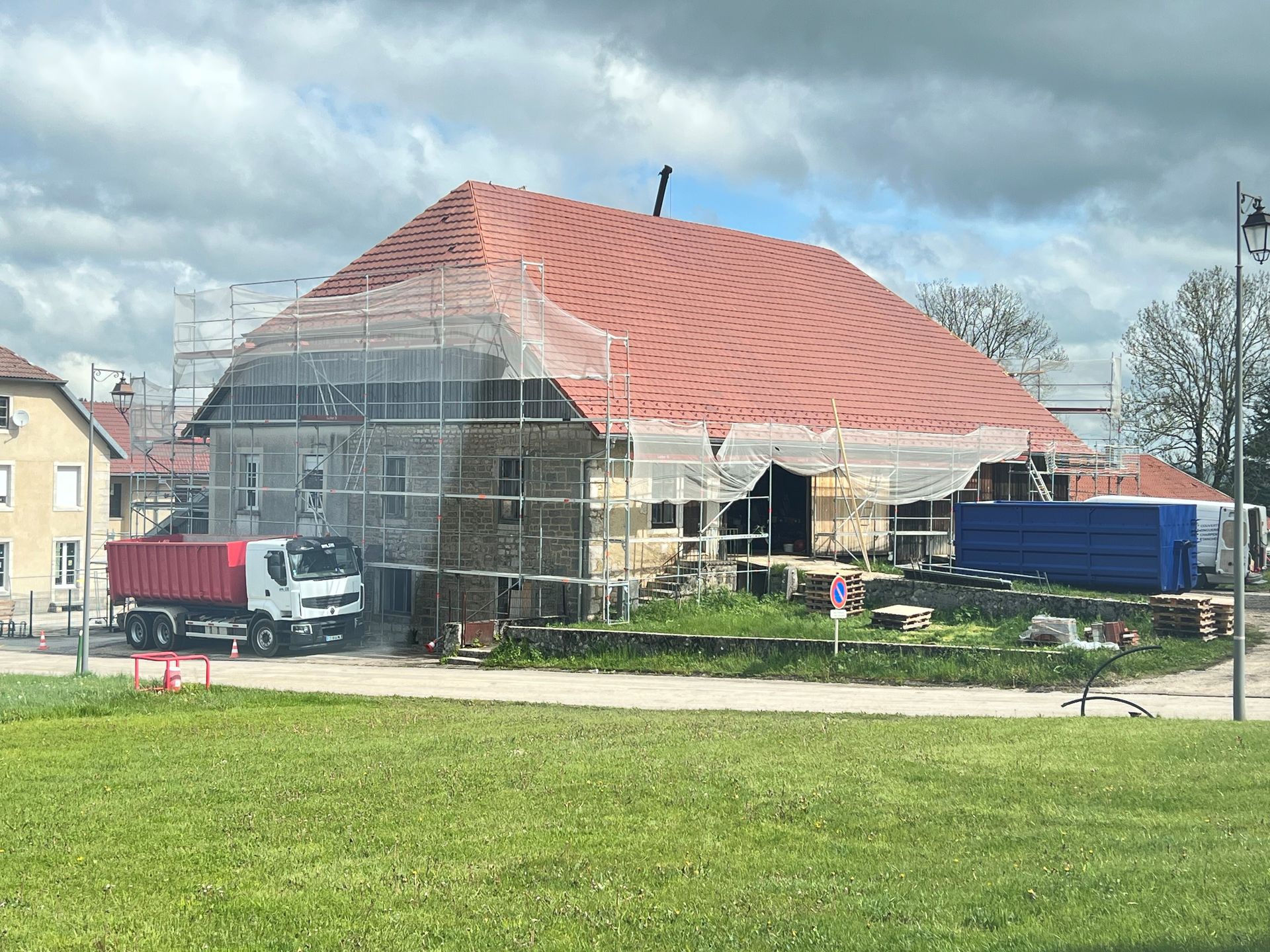 Échafaud pour rénovation d'une toiture